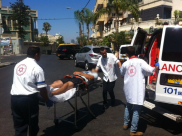 بالصور: إصابة طفيفة لشاب بحادث طرق بين دراجتين في شارع ييفت الرئيس بيافا